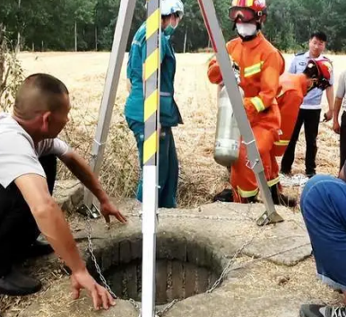炎熱夏季，男子被困30米深井，消防員用救援支架實(shí)施救援