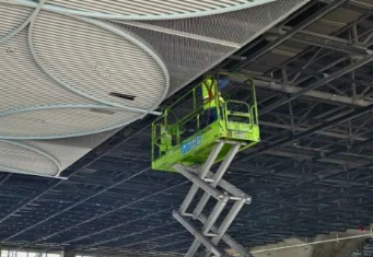 滬蘇湖高鐵練塘站建設(shè)中防墜器保護工人高處作業(yè)安全