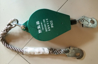 高空作業(yè)驚險(xiǎn)一幕，十二樓無防具擦外窗玻璃